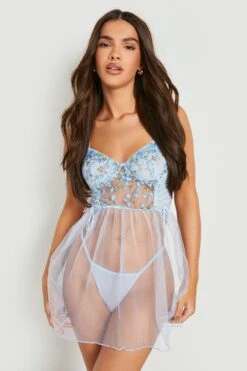Ensemble Brodé à Laçages Avec Robe Babydoll Et String