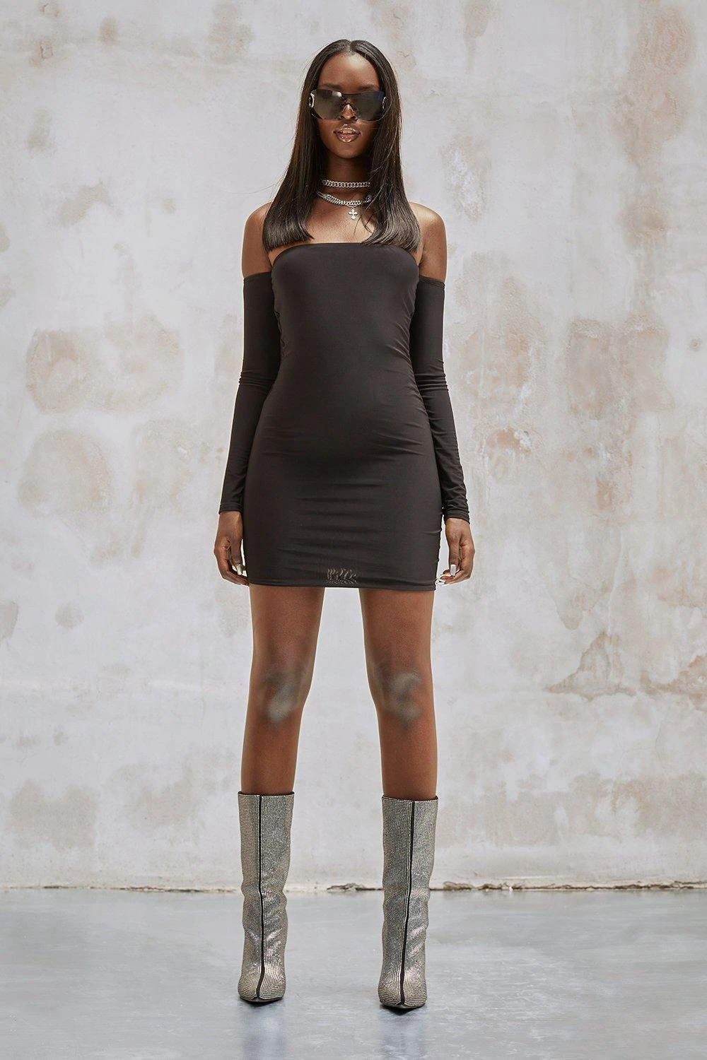 Kourtney Kardashian Barker - Robe Bandeau à Manches Froncées 5 Kourtney Kardashian Barker - Robe Bandeau à Manches Froncées – Image 3