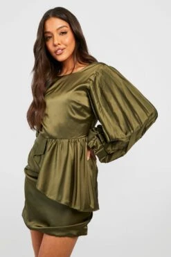 Robe Courte Satinée à Manches Bouffantes