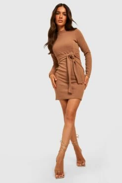 Robe Courte à Ceinture Et Col Montant