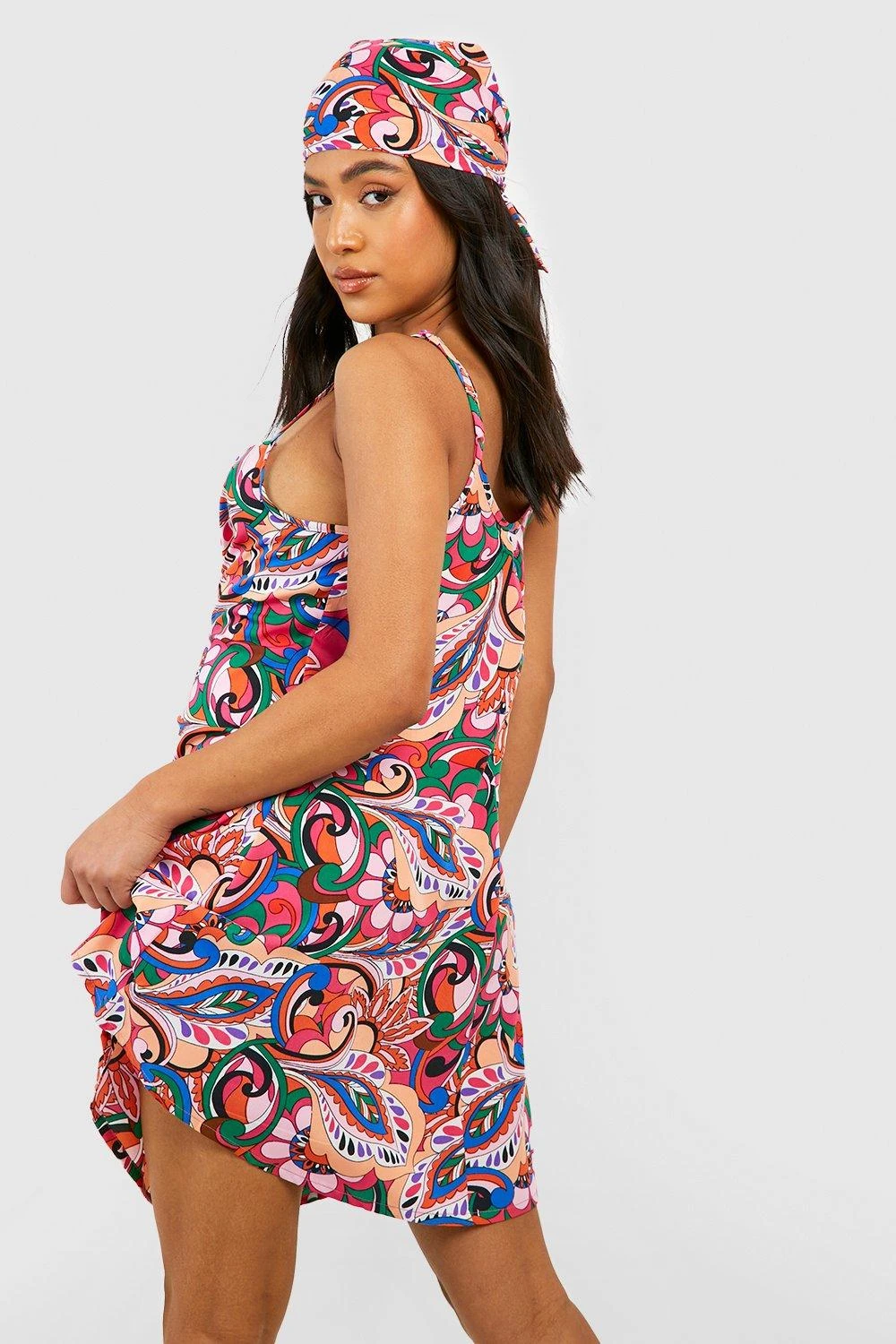 Petite - Ensemble Abstrait Avec Robe Courte Et Foulard 4 Petite - Ensemble Abstrait Avec Robe Courte Et Foulard – Image 2