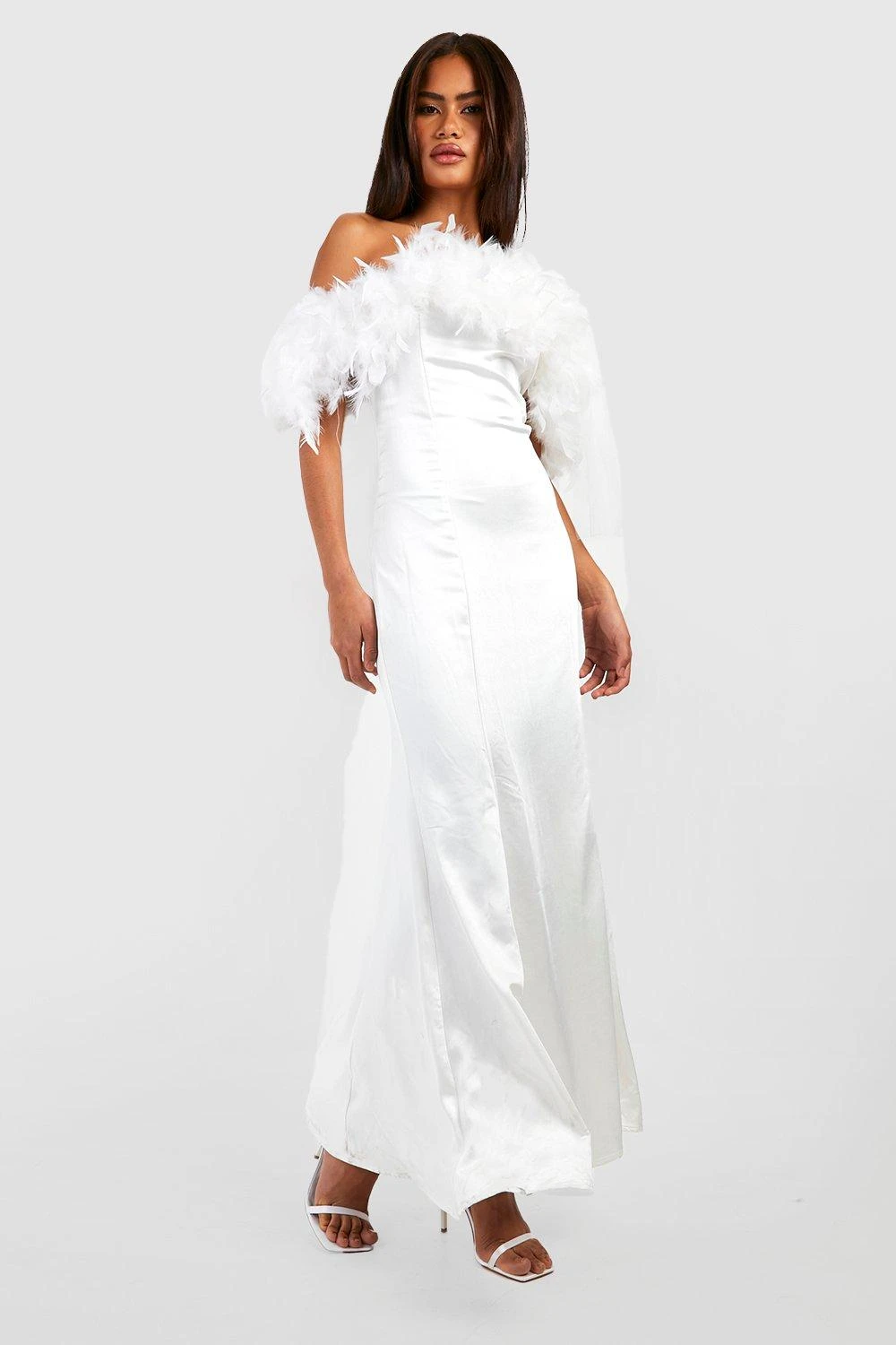 Robe Longue Satinée à Plumes Premium 4 Robe Longue Satinée à Plumes Premium – Image 2