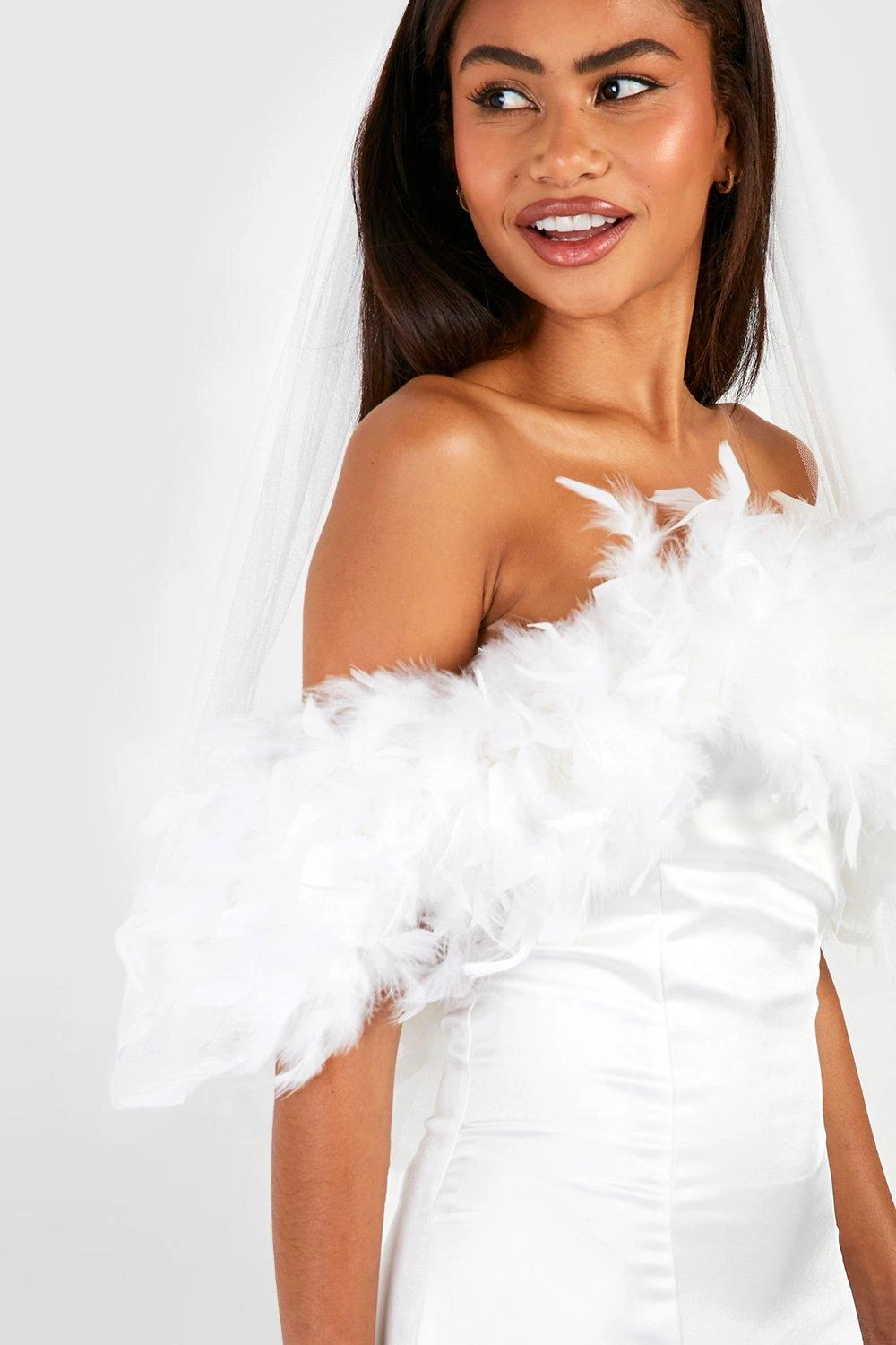 Robe Longue Satinée à Plumes Premium 6 Robe Longue Satinée à Plumes Premium – Image 4