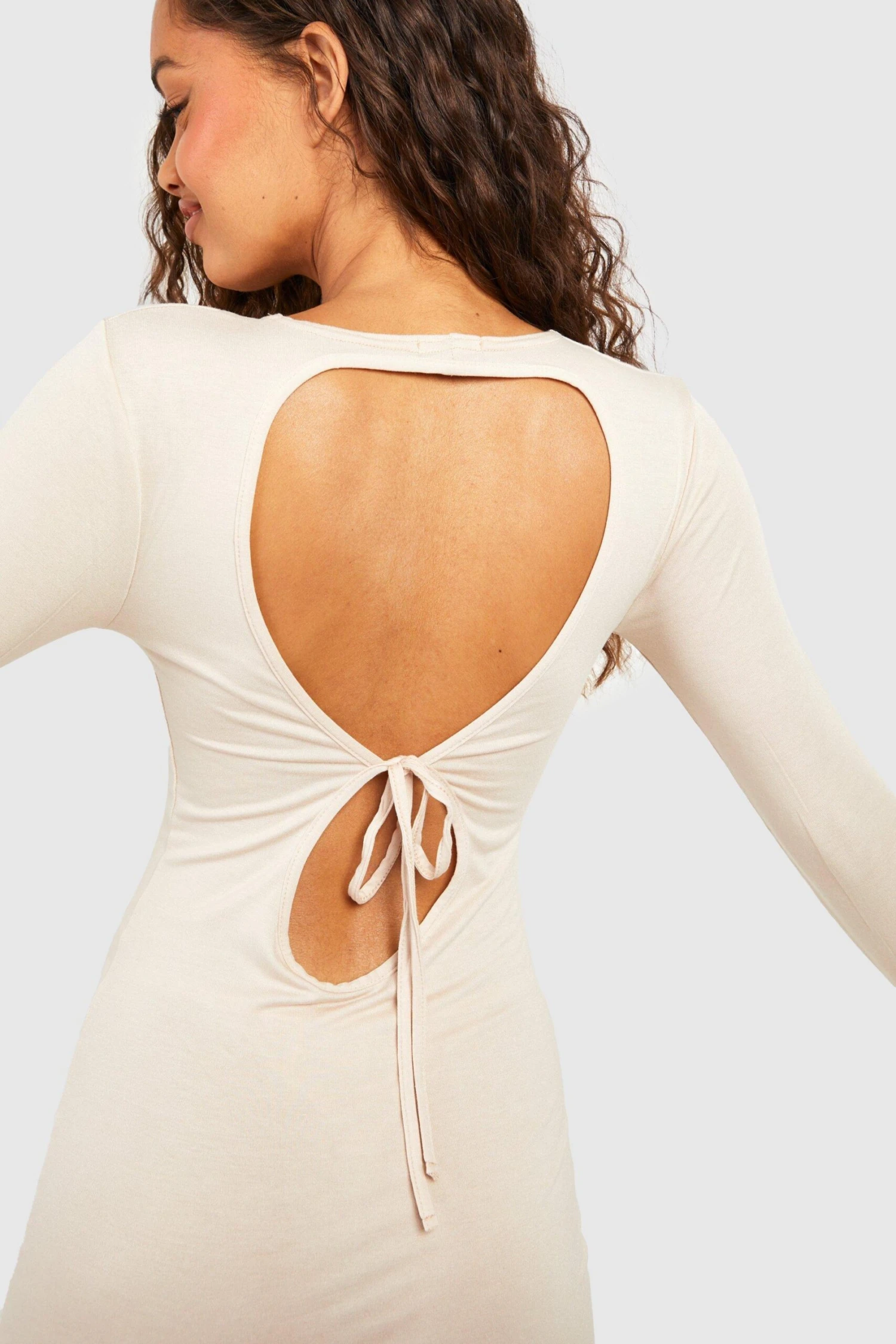 Robe Moulante Découpée à Manches Longues 6 Robe Moulante Découpée à Manches Longues – Image 4