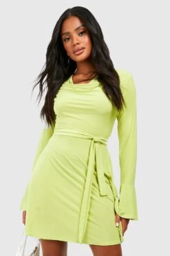 BOOHOO Robe Patineuse Soyeuse à Col Bénitier Et Manches évasées