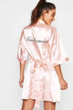 BOOHOO Robe De Chambre Satinée à Inscription Bridesmaid