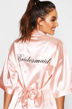 BOOHOO Robe De Chambre Satinée à Inscription Bridesmaid -BOOHO Kleidung Magasin nzz89931 blush xl 3